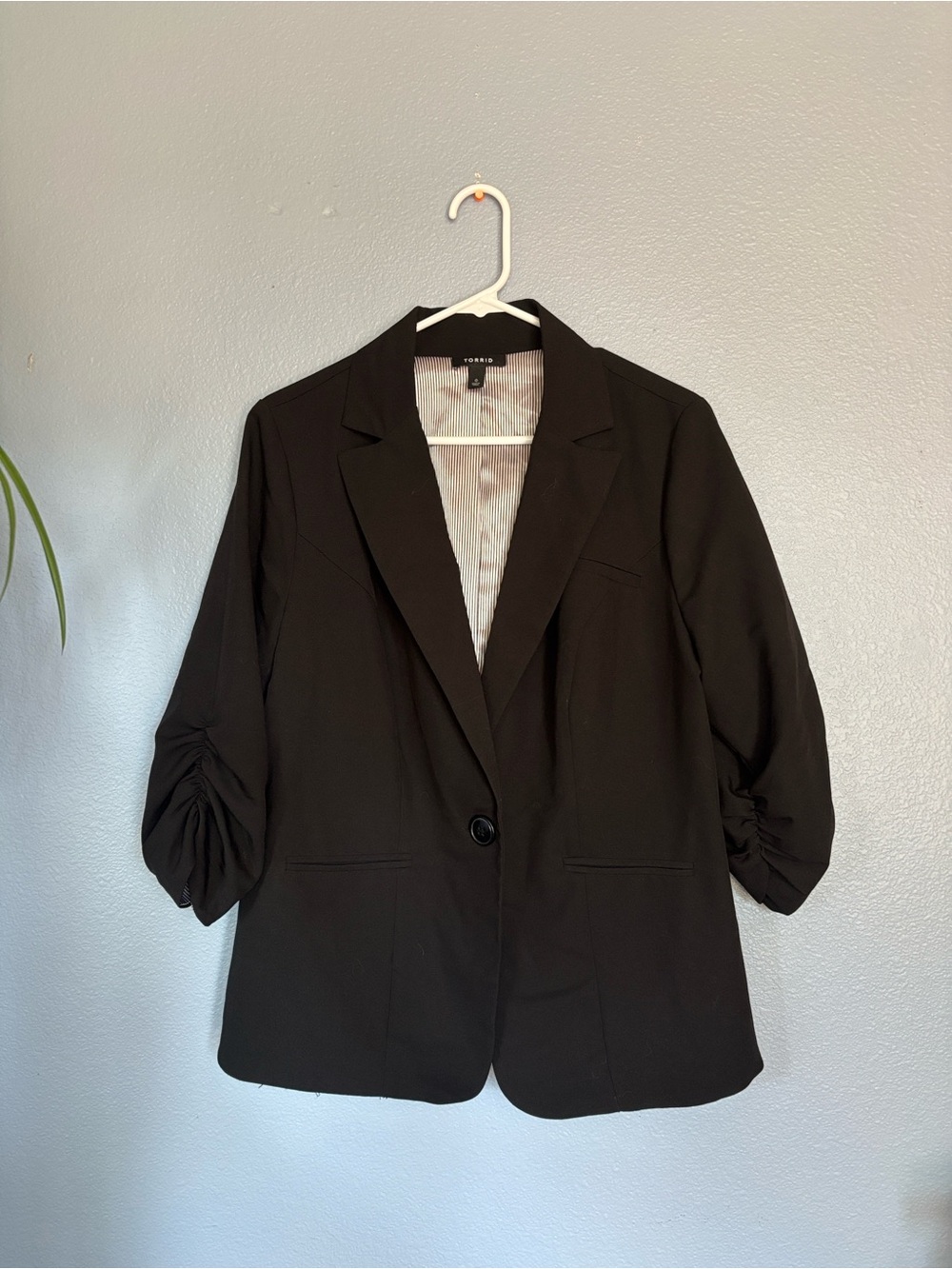City Twill Classic Fit Blazer by TORRID.
Black. Lined. Faux pockets. Size 0/lg - Picture 4 of 10
